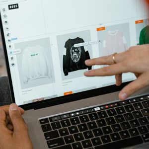 servicii de creare magazin online pe laptop