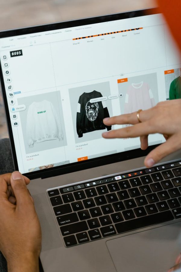 servicii de creare magazin online pe laptop